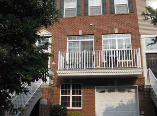 8 Swan Ct, Jersey City, NJ 07305
