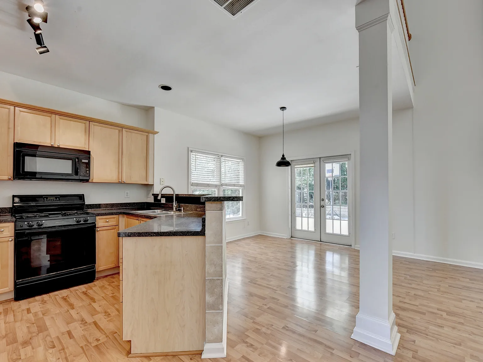 3 bed, 2.5 bath, 2500 sqft, $2,800 — Photo 3