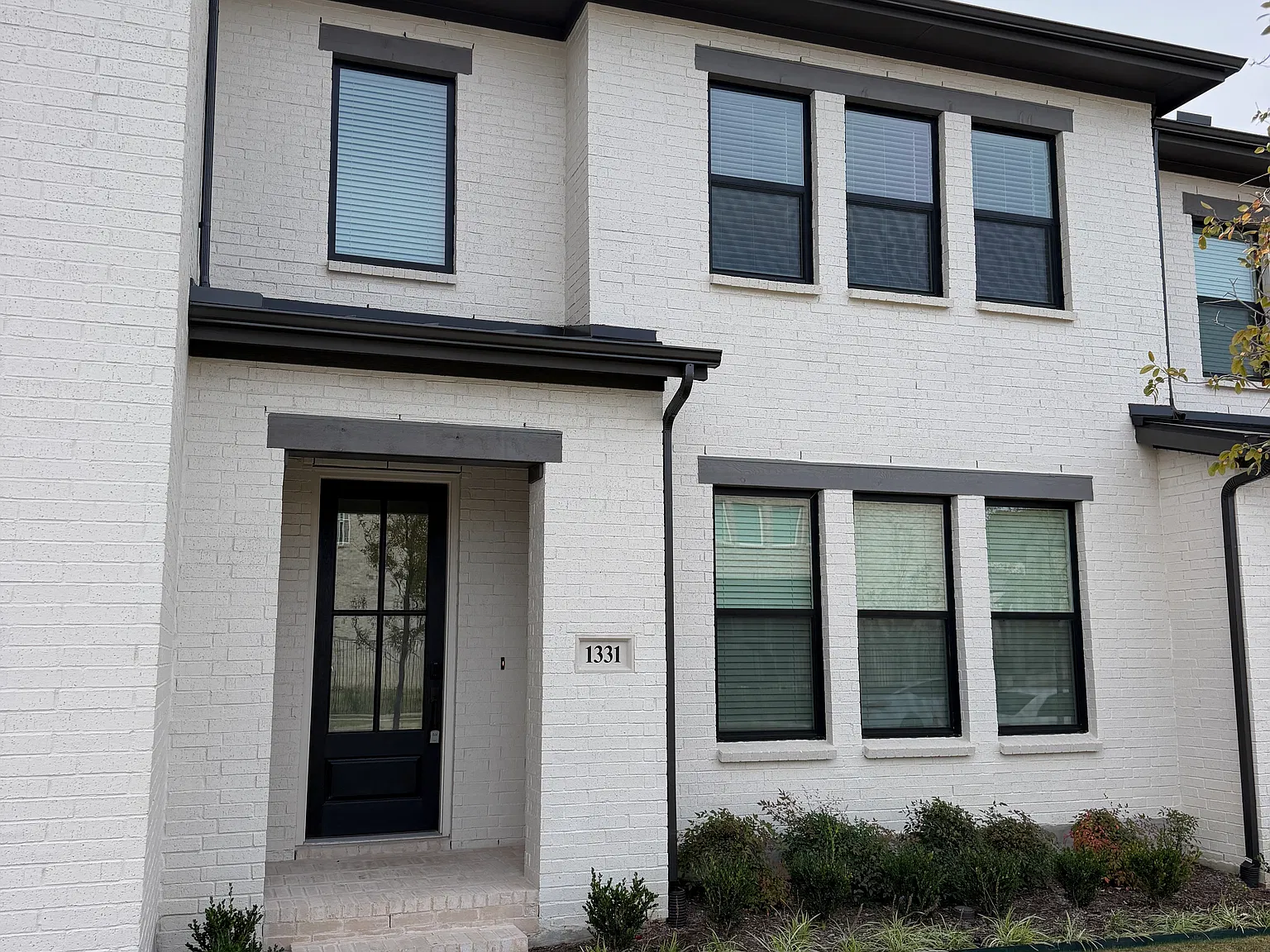 3 bed, 2196 sqft, $3,350 — Photo 1