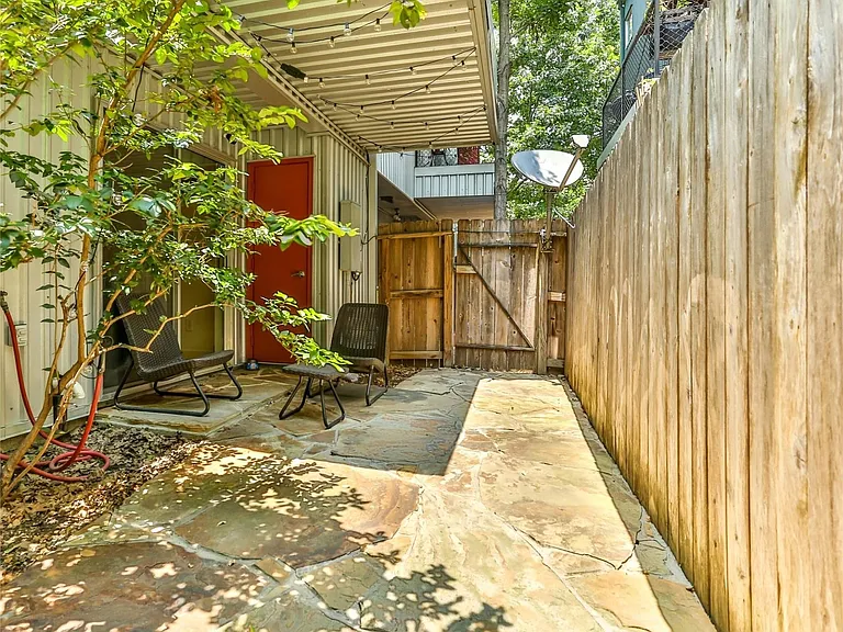 2918 Commerce St — Photo 9