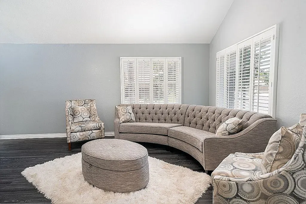2499 Sandalwood Dr — Photo 2