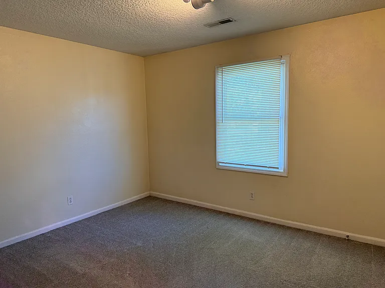 504 W Dodson St — Photo 8