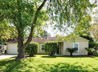 302 Yaupon St, Lake Jackson, TX 77566