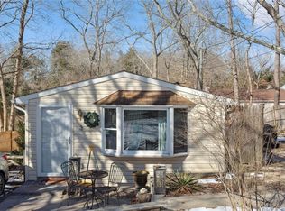 3 Meroke Trl, Ridge, NY 11961