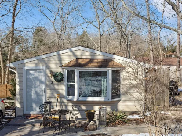 3 Meroke Trail, Ridge, NY 11961