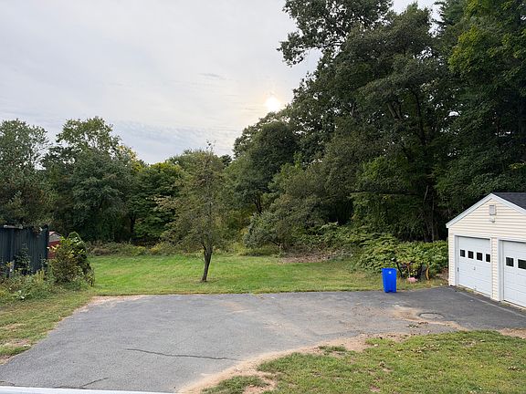 4th image of 528 Elm Rd
