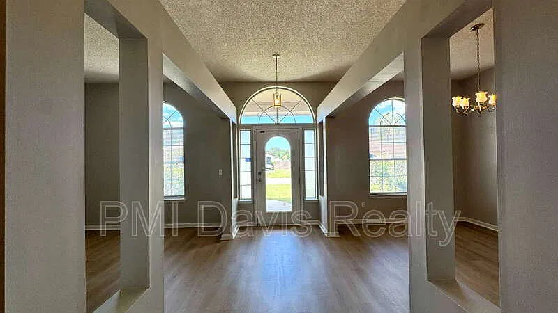 3 bed, 2.0 bath, 1886 sqft, $1,895 — Photo 2
