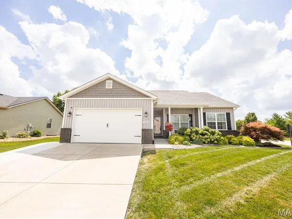 7000 Augusta Dr, Glen Carbon, IL 62034