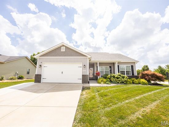 7000 Augusta Dr, Glen Carbon, IL 62034