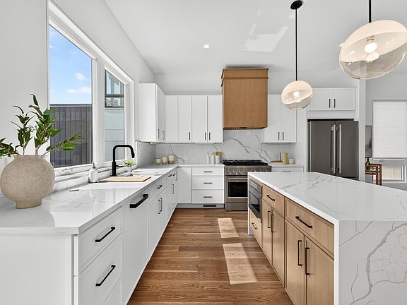 2nd image of 301 1/2 Bickett Blvd