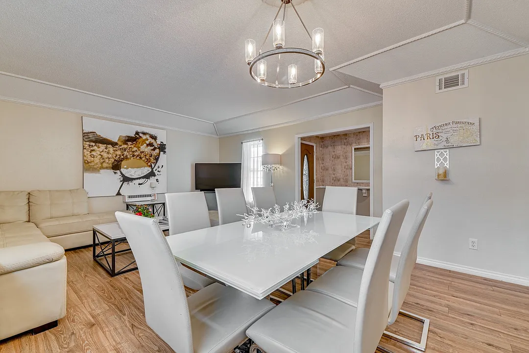 Furnished 4-Bedroom Home with Wood Floors in Dallas, TX — Photo 2