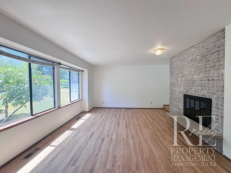 2228 NE Ridgewood Dr — Photo 3