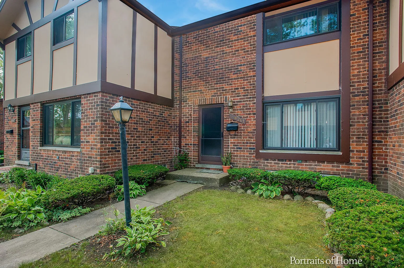 18W261 Standish Ln photo 1