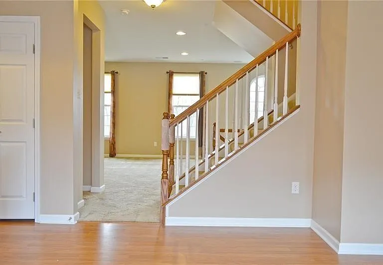 317 Maple Ridge Dr — Photo 3