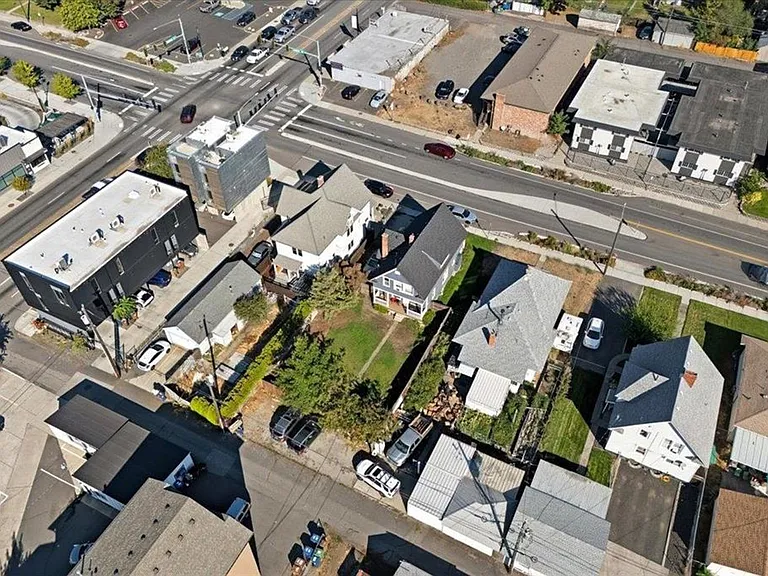 914 E Indiana Ave — Photo 22
