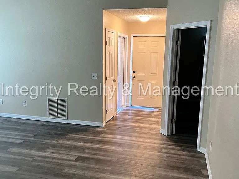 1862 Mackenzie Ct N — Photo 3