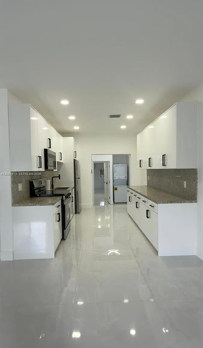 5 bed, 3.0 bath, 1752 sqft, $5,800 — Photo 1