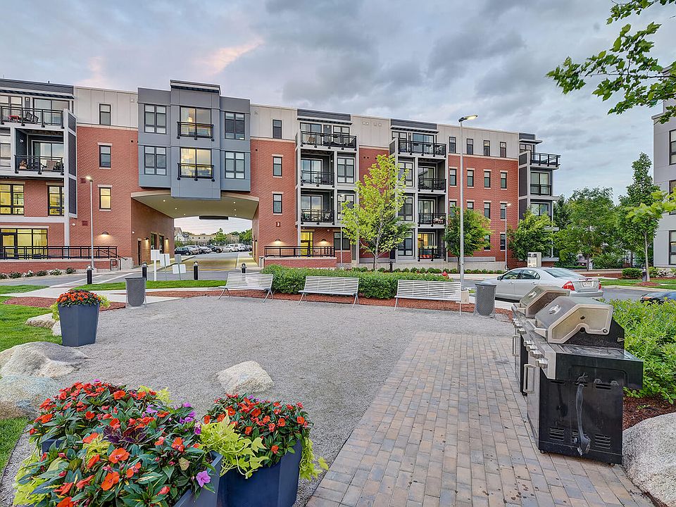 Gas grilling stations are located in the courtyard for outdoor entertaining