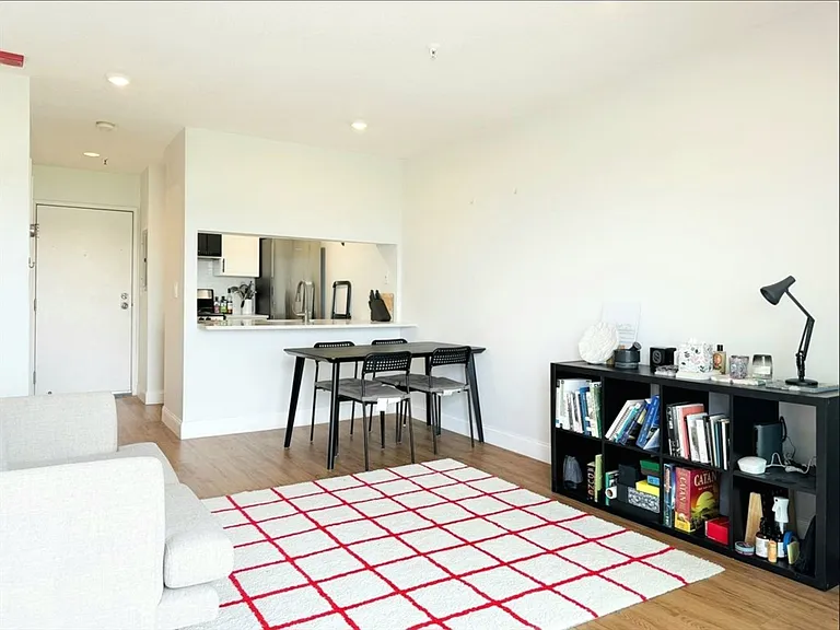 133 Commander Shea Blvd — Photo 3