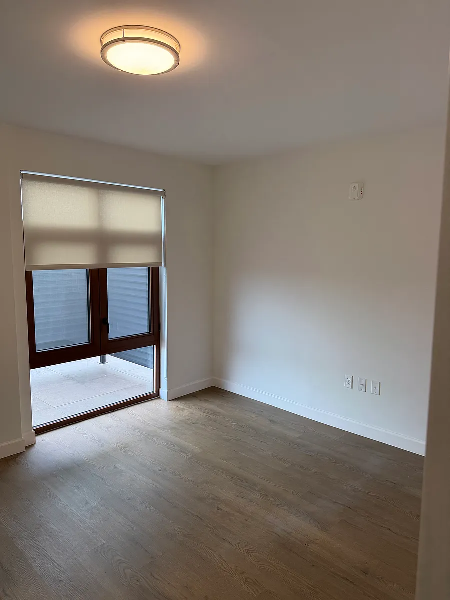 Building Photo - 222 Gramatan Ave #8E
