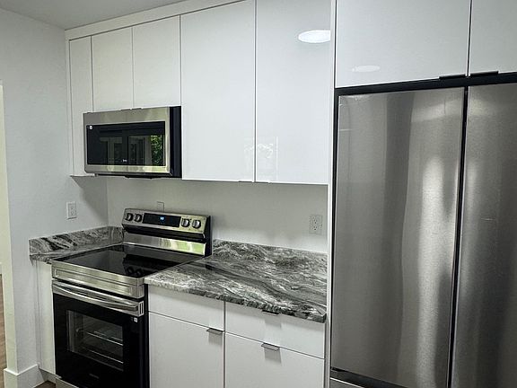 4th image of 23012 Seneca Ave #2
