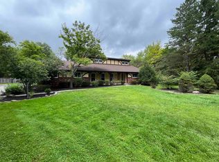 10 N Strawberry Ln, Moreland Hills, OH
