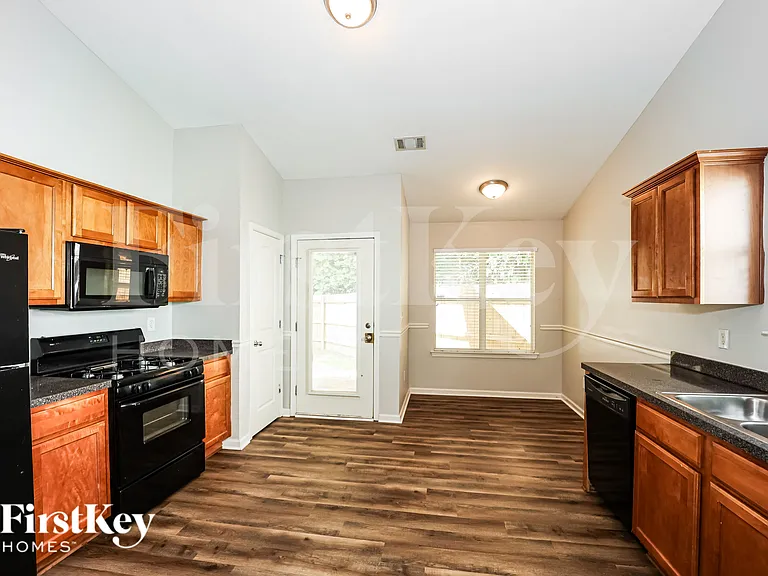 207 Fairgrove Ln — Photo 10