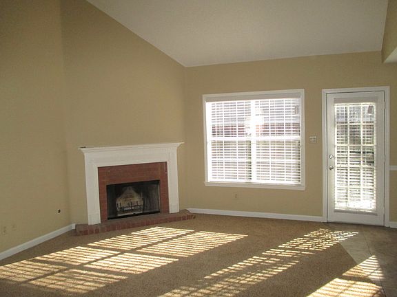 883244 Livingroom 1_01142016