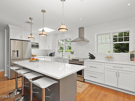 4th image of 8 Willow Ln