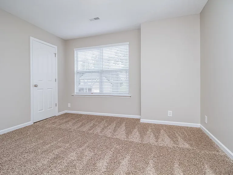 222 Niagra Ln — Photo 12