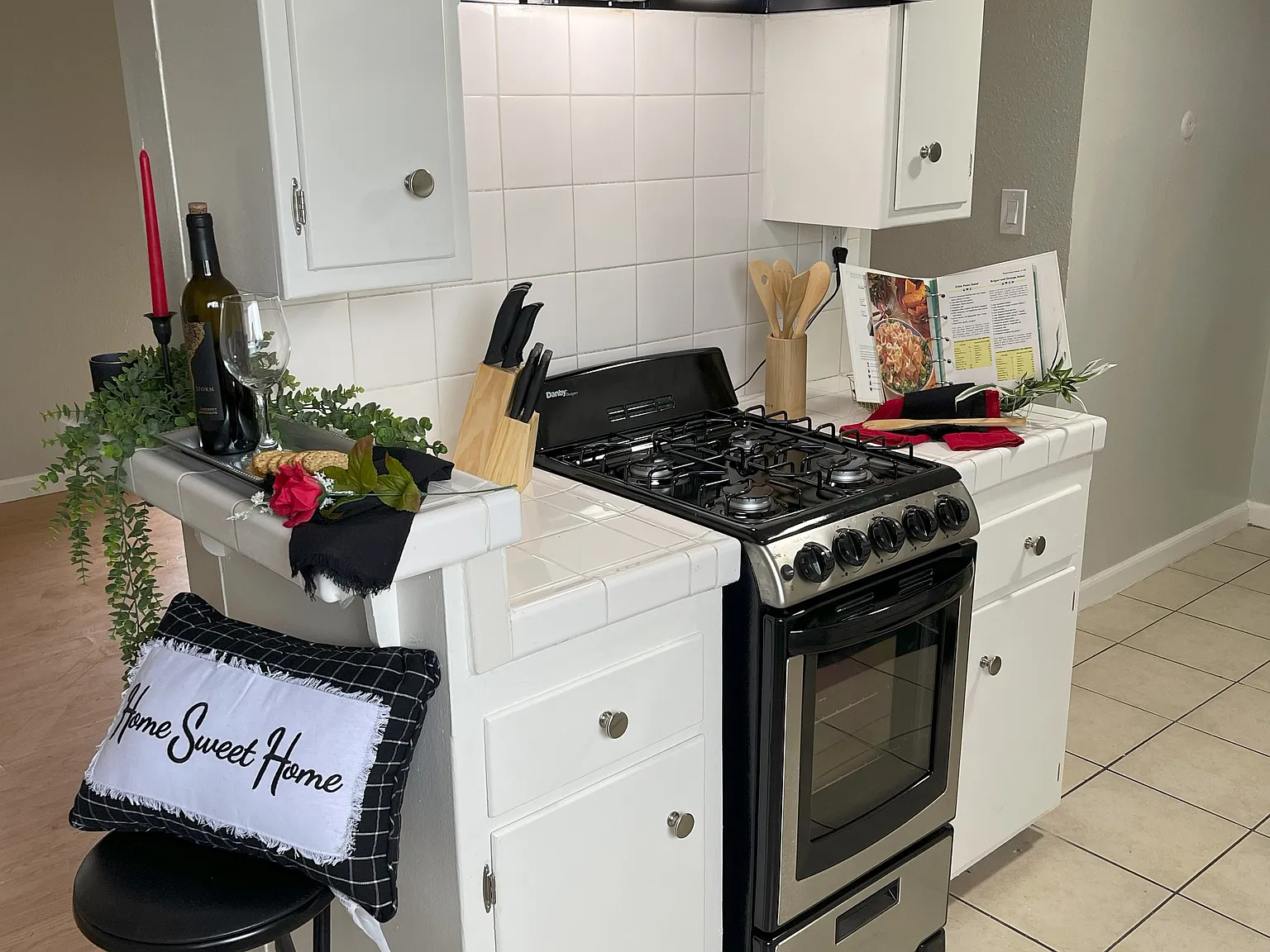 2 bed, 900 sqft, $2,200 — Photo 1