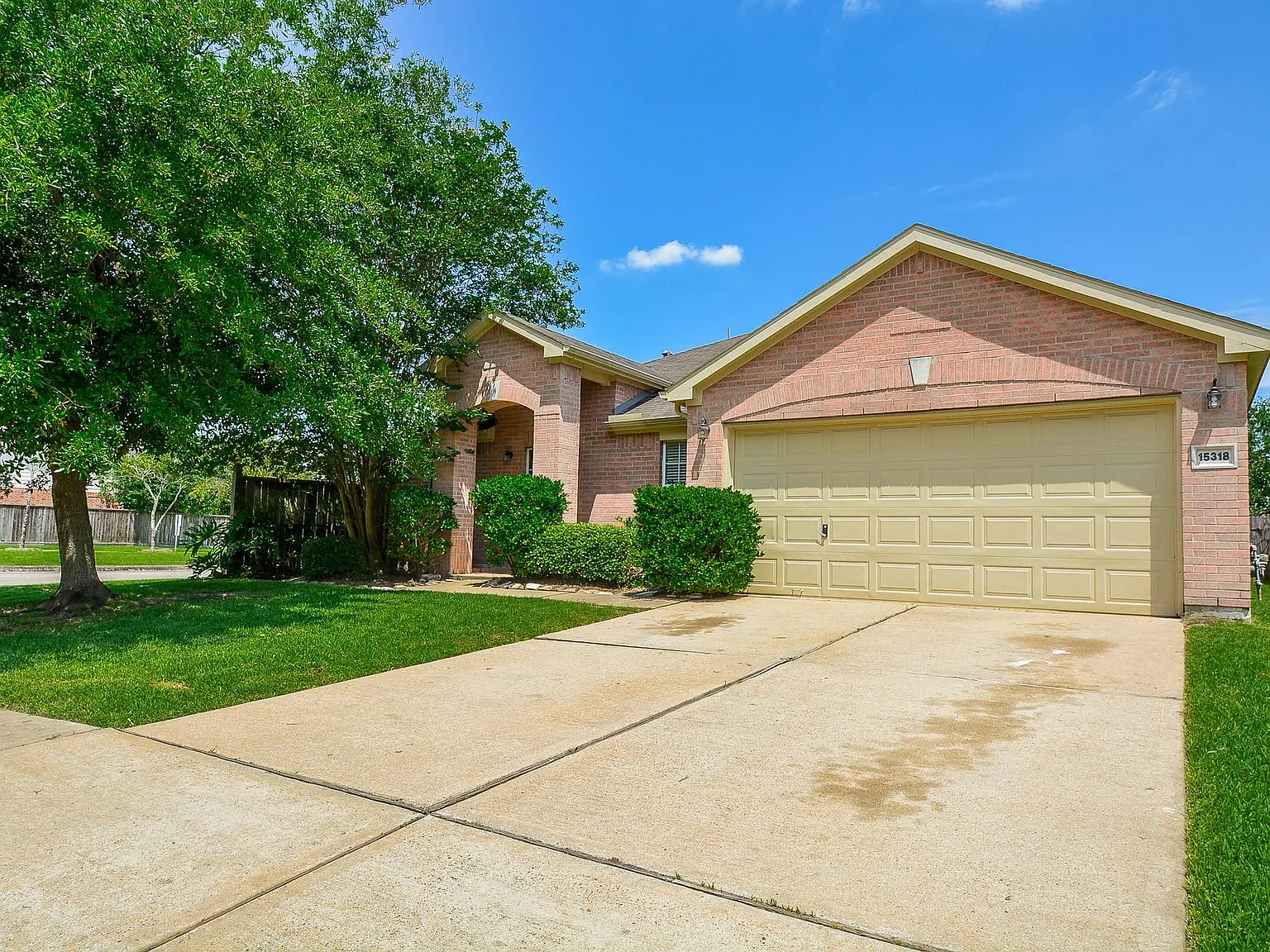 3 bed, 2.0 bath, 2062 sqft, $2,000 — Photo 2