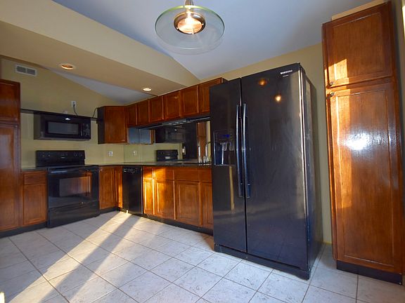 5th image of 384 Adena Brook Ln