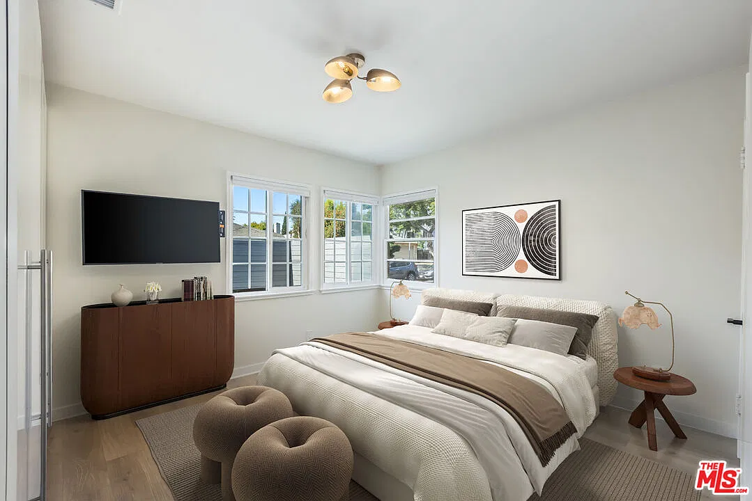 3 bed, 2.0 bath, 916 sqft, $3,950 — Photo 3