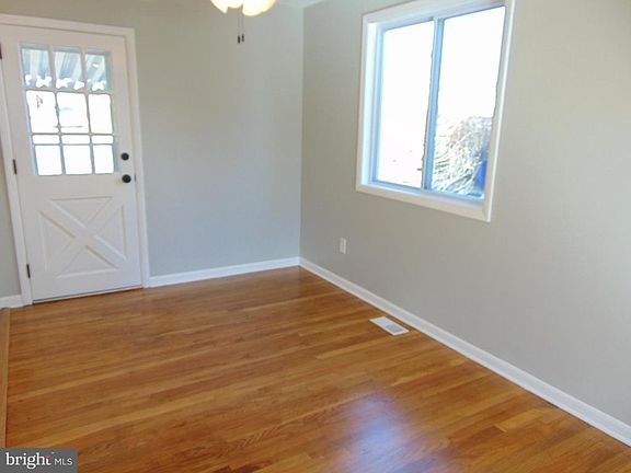 5th image of 533 W 3rd Ave