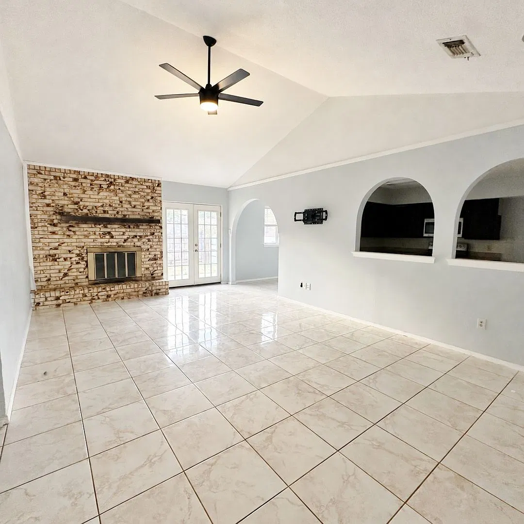 Well-Maintained 4/2 in Irving Ready For Immediate Move-In! — Photo 3
