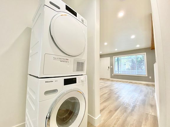 4th image of 6350 Willoughby Ave #5