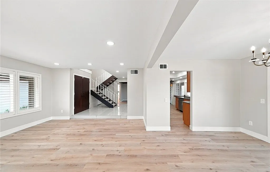 4 bed, 2.5 bath, 2265 sqft, $4,265 — Photo 4