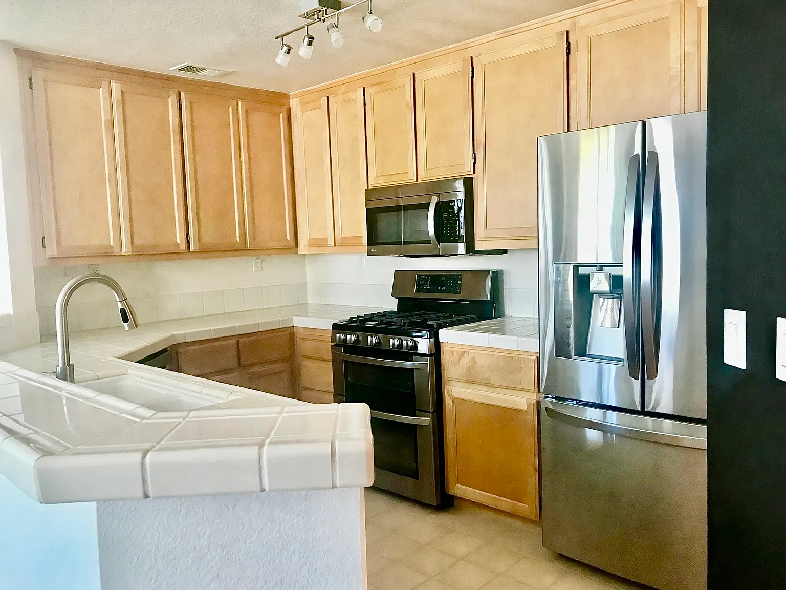 2 bed, 1049 sqft, $4,390 — Photo 2