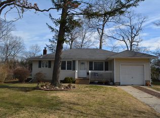 5 Bass Ct, Smithtown, NY 11787