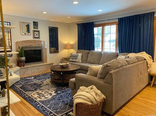 77 Vassar Ln, Hicksville, NY 11801