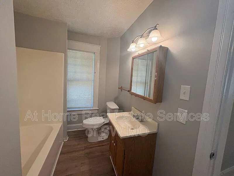 3 bed, 2.0 bath, 1200 sqft, $1,180 — Photo 3