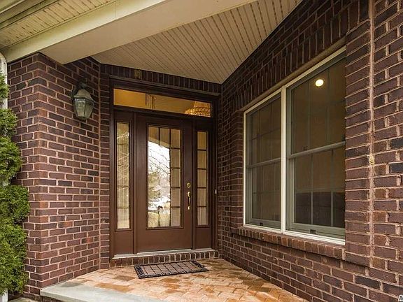 3rd image of 28 Kensington Cir