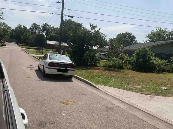 Exterior Neighborhood (street photo)