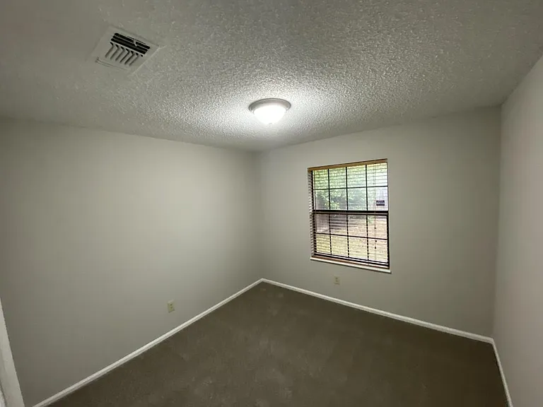 1105 Montclair Dr — Photo 7