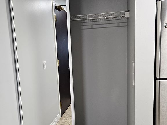 5th image of 30 Grand Trunk Cres #615