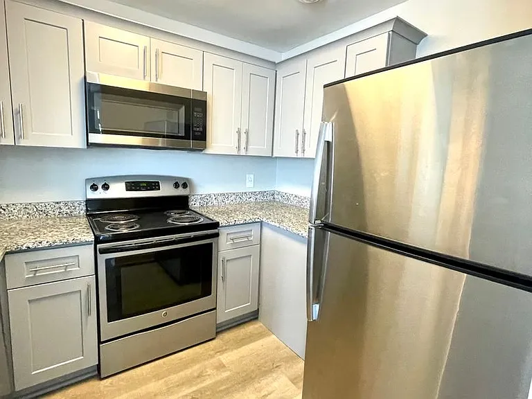 415 W 10th St — Photo 11