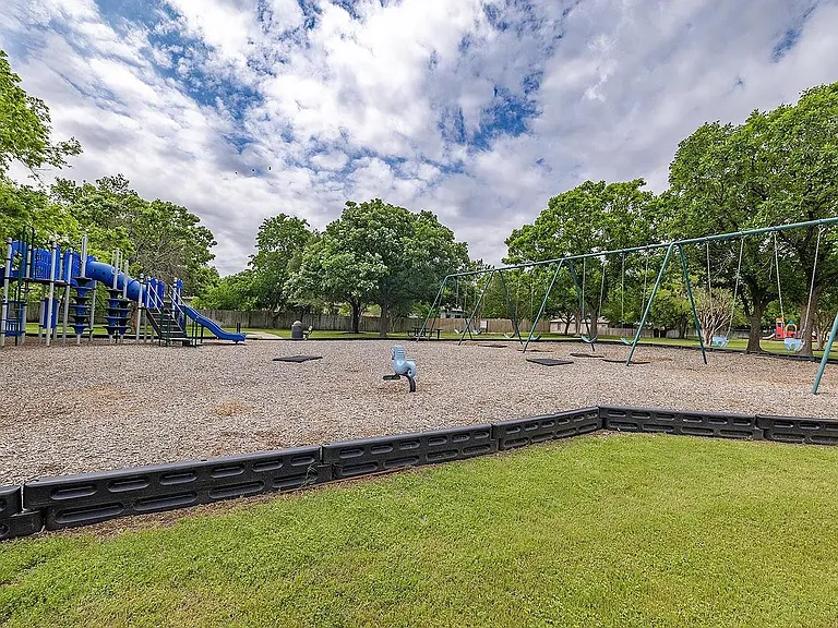 832 Winnsboro Dr — Photo 43