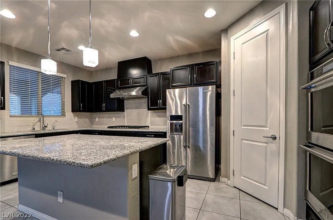 4 bed, 2302 sqft, $4,450 — Photo 4