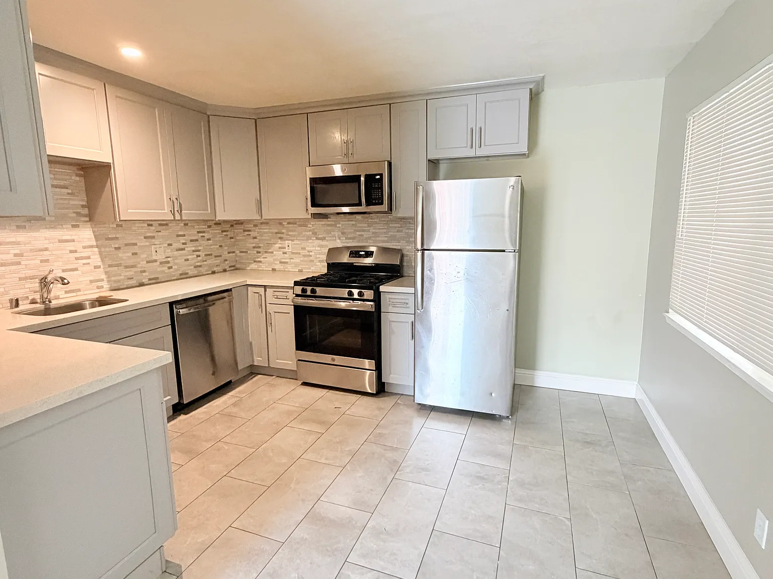 2 bed, 800 sqft, $2,395 — Photo 1